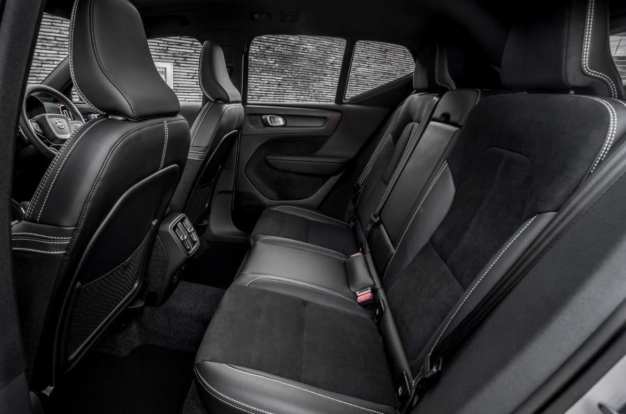 Интерьер Volvo XC40 T5 R-Design 2017 года  (UK) (фото 12 из 41)
